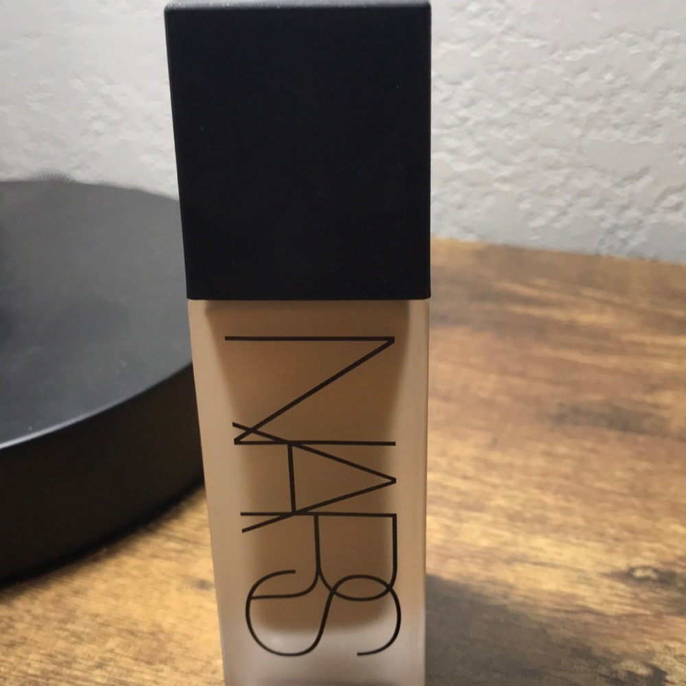 NARS weightless foundation